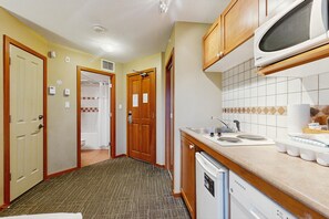 Réfrigérateur, four à micro-ondes, un four, surface de cuisson