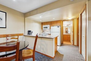 Réfrigérateur, four à micro-ondes, un four, surface de cuisson