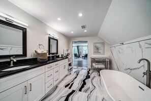 Combined shower/tub, hair dryer, towels, soap - PICTURE Perfect Lake-Front Getaway (Conyers)