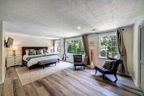 5 bedrooms, iron/ironing board, free WiFi, bed sheets