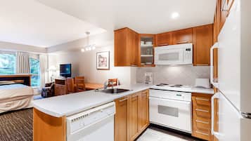 Een microgolfoven, een oven, een kookplaat, een vaatwasser