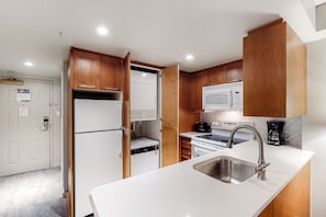 Mikrowelle, Ofen, Herdplatte, Geschirrspüler