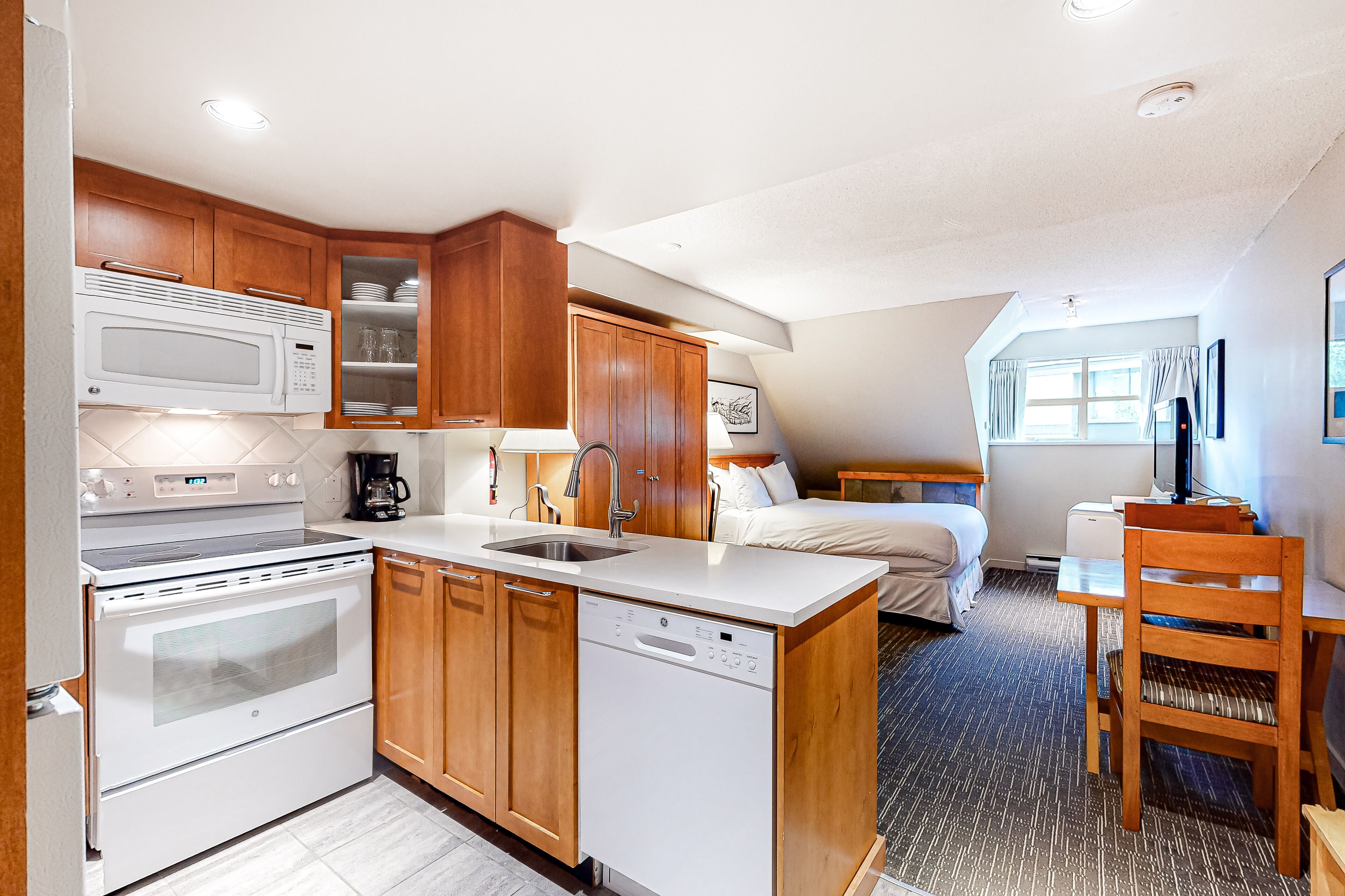 Strykejern/-brett, internettilgang og sengetøy