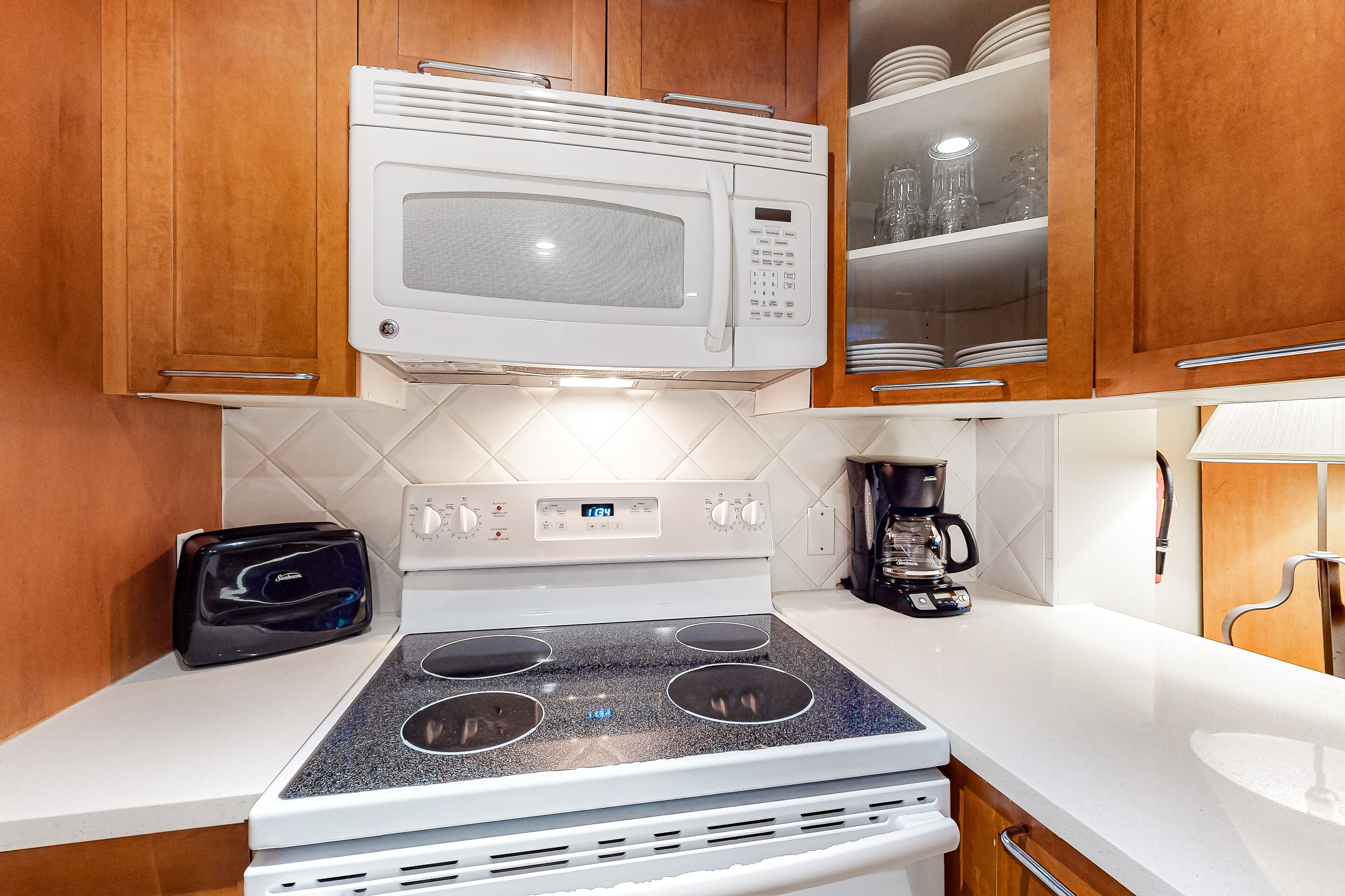 Mikrobølgeovn, ovn, kokeplater og oppvaskmaskin