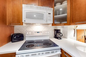 Microondas, horno, placa de cocina, lavavajillas