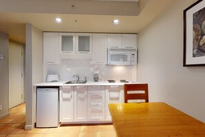 Four à micro-ondes, surface de cuisson, cafetière-théière, grille-pain