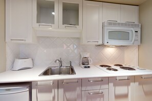 Four à micro-ondes, surface de cuisson, cafetière-théière, grille-pain