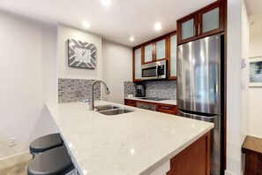 Réfrigérateur, four à micro-ondes, un four, surface de cuisson