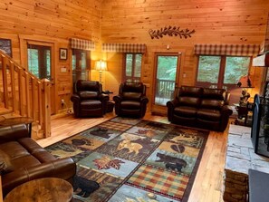 Smart TV, fireplace, DVD player, books - Private 2 acres on creek. Hot tub. Generator. Huge carport. Owner managed. (Townsend)
