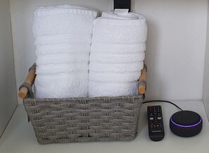 تجهيزات دش، مناشف، صابون، ورق حمّام