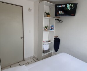 1 slaapkamer, een strijkplank/strijkijzer, wifi, beddengoed