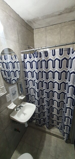 Douche, serviettes fournies, savon, papier de toilette