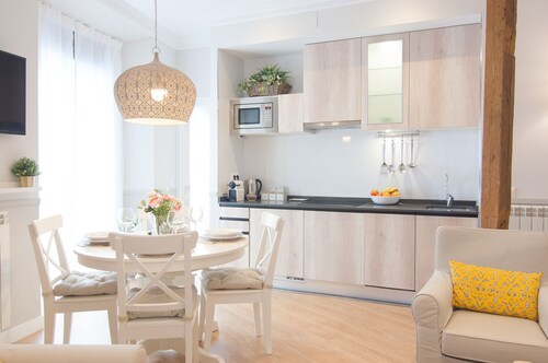 Stylish Apt PZA MAYOR / La Latina 2BD * 2BT *, 6p max