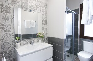 Een douche, een haardroger, handdoeken, zeep