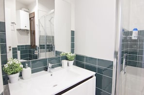 Een douche, een haardroger, handdoeken, zeep