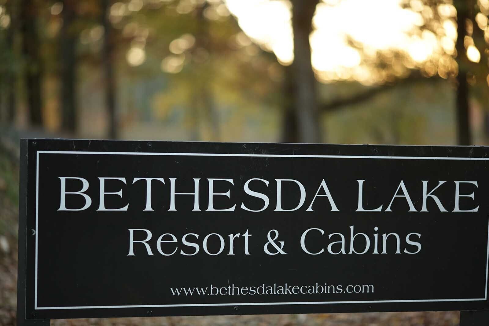 Een bord voor Bethesda Lake Resort & Cabins met een URL.