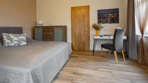A bedroom with a bed, a desk, and a chair. - Ferienwohnungen Familie Junge (Sehmatal)