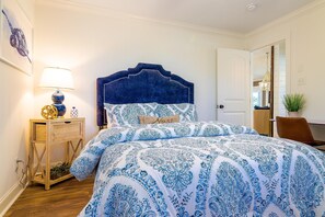 House, Multiple Beds, Lake View (Summer STATus) | 3 bedrooms, iron/ironing board, free WiFi, bed sheets - Summer Status (Mooresville)