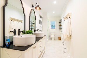 House, Multiple Beds, Lake View (Summer STATus) | Bathroom | Towels - Summer Status (Mooresville)