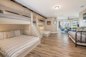 Casa, varias camas, vista al lago (Westview Ridge) | 4 habitaciones, tabla de planchar con plancha y wifi gratis