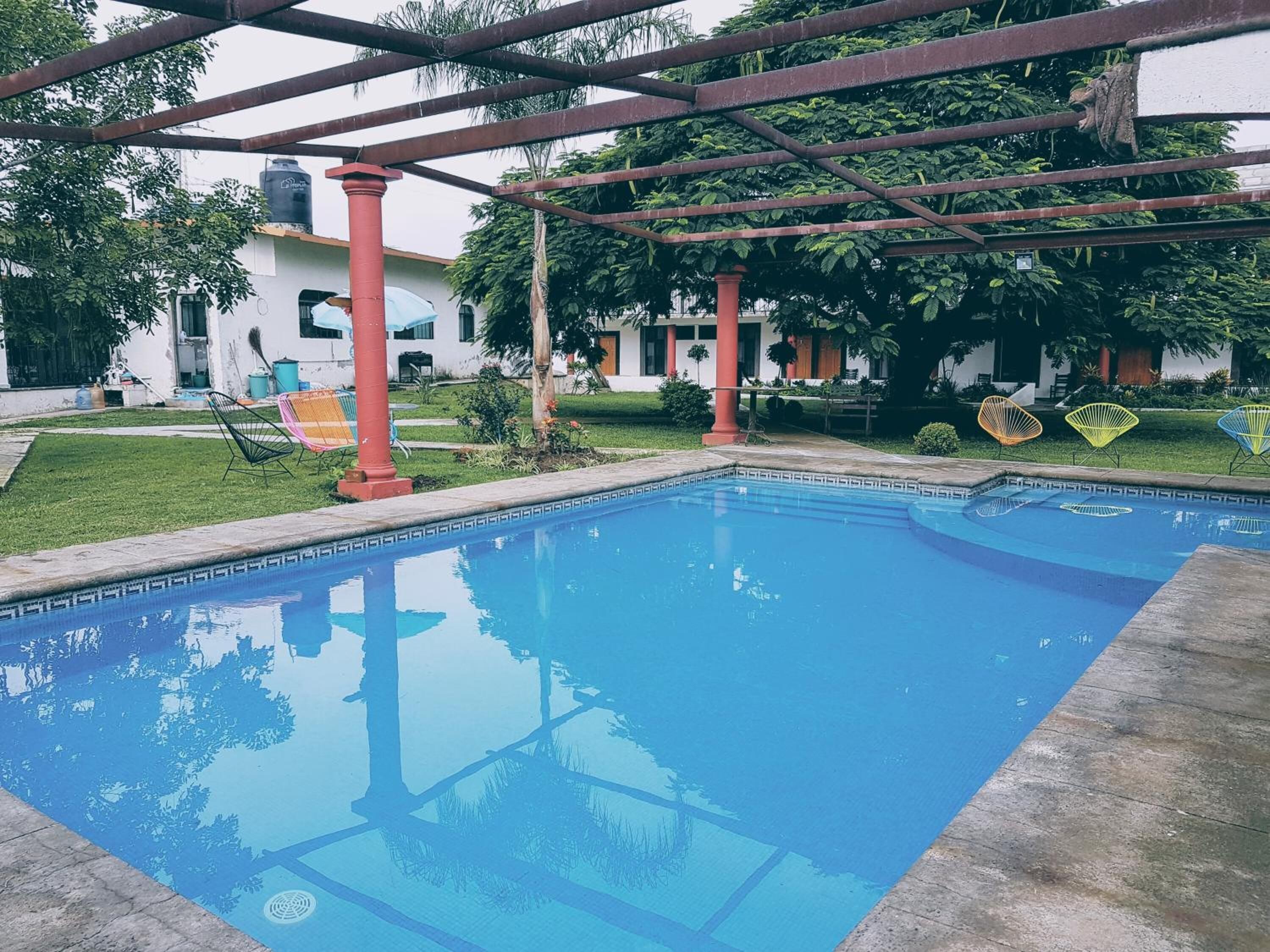 Alberca al aire libre y camastros 