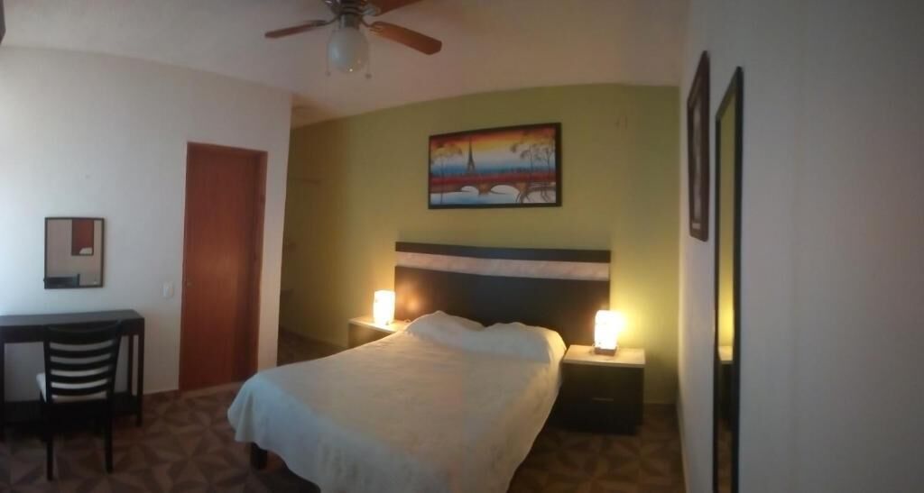 Escritorio, wifi gratis y ropa de cama 