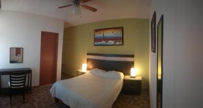 Bàn, truy cập Internet không dây miễn phí, bộ trải giường 