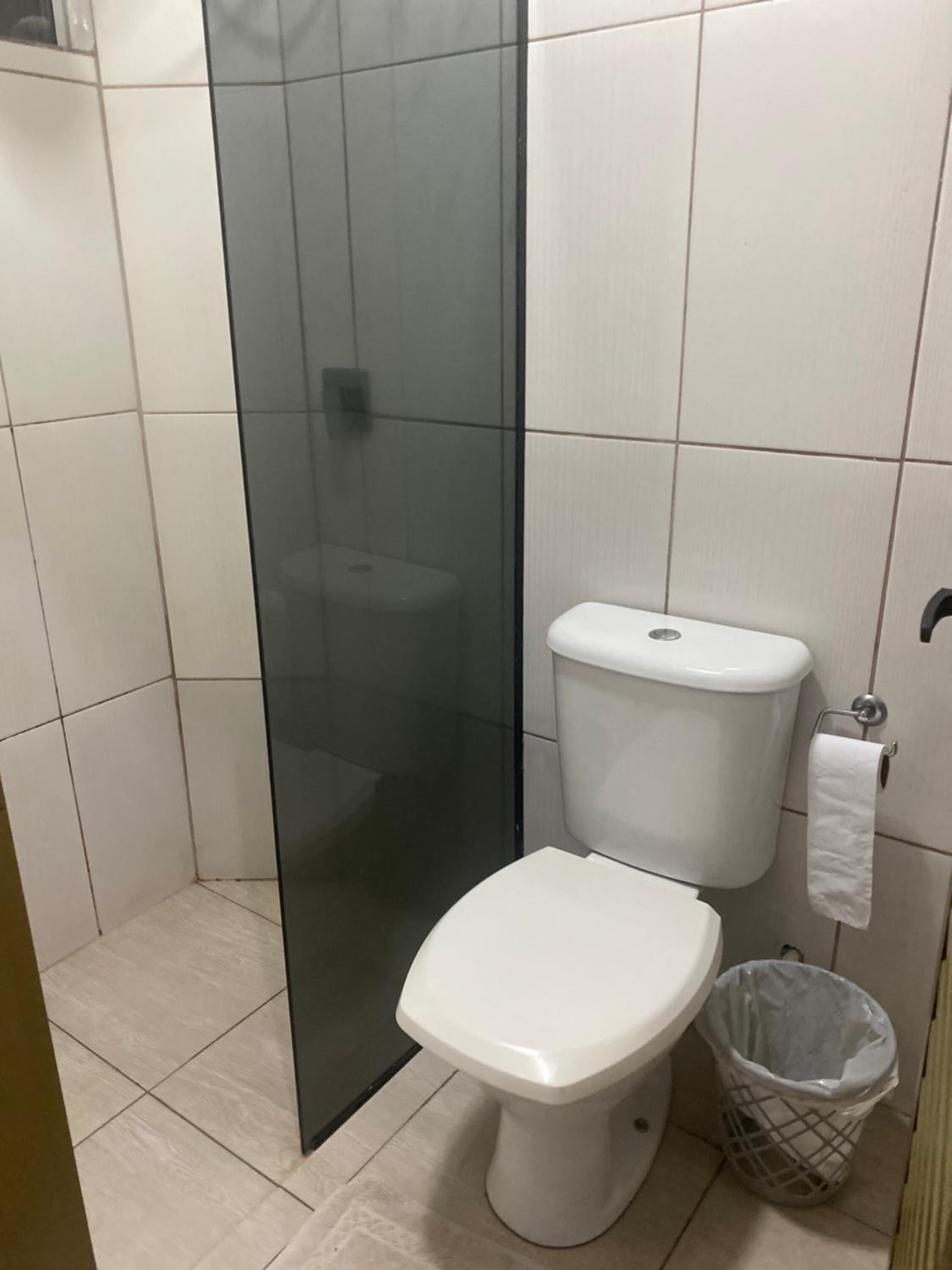 Chuveiro, toalhas de banho