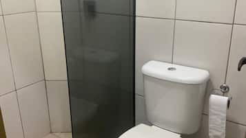 Chuveiro, toalhas de banho
