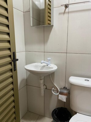 Shower, towels - Hostel Zampollo (Goiania)