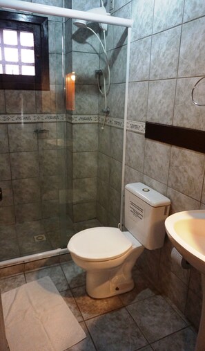 Shower, towels - Residencial Bahia do Sonho (Bombinhas)