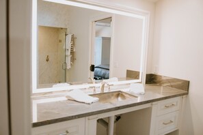 Regadera, secadora de cabello, bidet, toallas 