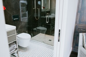 Dutxa, assecador de cabells, bidet i tovalloles 