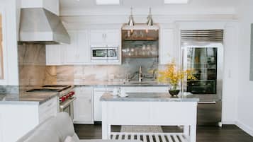 Réfrigérateur, micro-ondes, four, plaque de cuisson