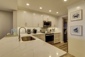 Refrigerador, microondas, horno, placa de cocina
