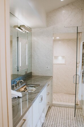 Shower, hair dryer, bidet, towels