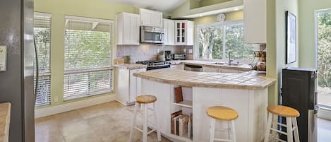 ثلاجة، ميكروويف، فرن، موقد طهي مسطح