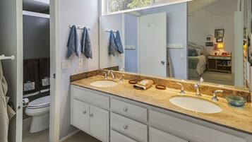 Combined shower/bathtub, hair dryer, towels, soap