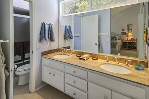 Duschwanne, Haartrockner, Handtücher, Seife