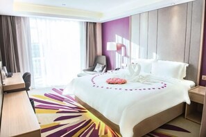 A hotel room with a bed, a desk, a chair, and a large window. - Lavande Hotel (Beijing Changping Stadium) (Changping)