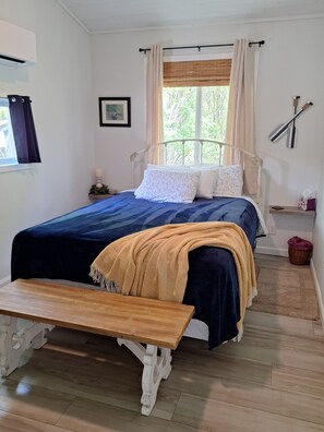 2 bedrooms, free WiFi, bed sheets - Fun for the whole family, a romantic get-a-way or girls weekend. We have it all (Coloma)