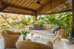 Villa panorámica, 1 habitación, alberca privada, frente al mar (Rinjani) | Área de sala de estar | Televisión LED de 42 pulgadas con canales digitales y televisión 
