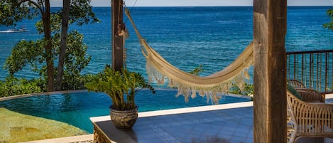 6 outdoor pools, pool umbrellas, pool loungers