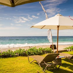 Plage, chaises longues, parasols, serviettes de plage