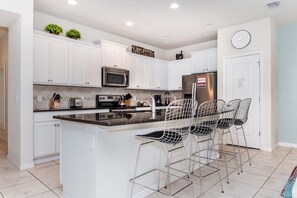 Réfrigérateur, micro-ondes, plaque de cuisson, lave-vaisselle