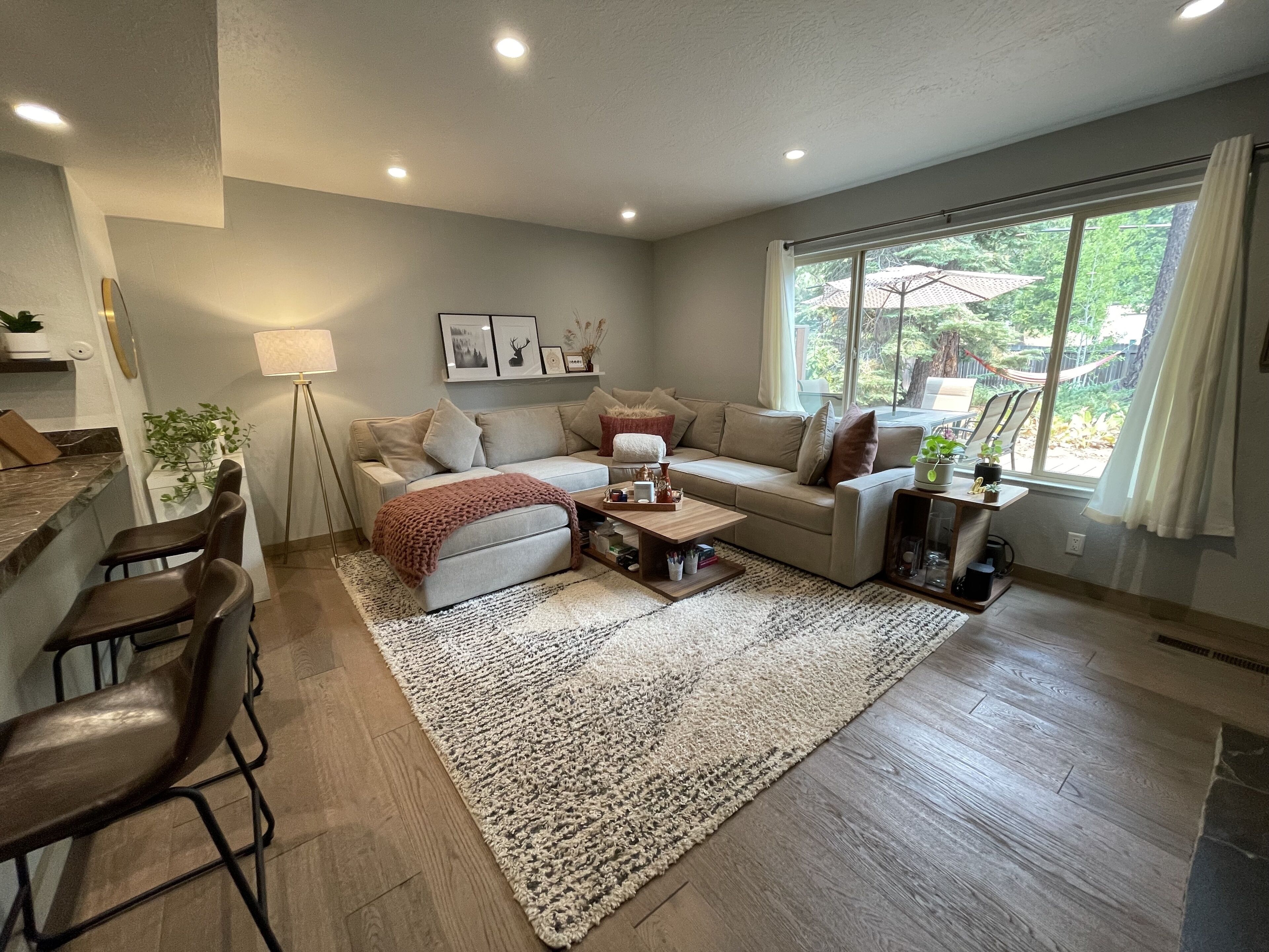 Smart-TV, Kamin, Stereoanlage, Drucker