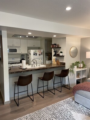 Refrigerador, microondas, horno y parrilla de estufa 