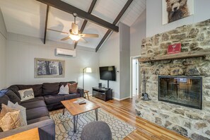 TV, fireplace, DVD player, books - 'Bear Crossing Chalet:' Beech Mountain Family Home (Beech Mountain)