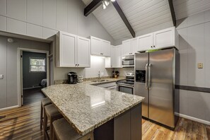 Geladeira, micro-ondas, cooktop, lava-louças