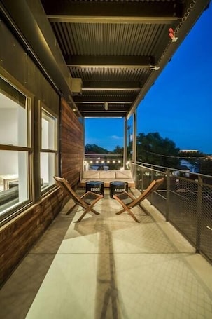 Terrace/patio. Bishop Arts Hotel Suite 5
